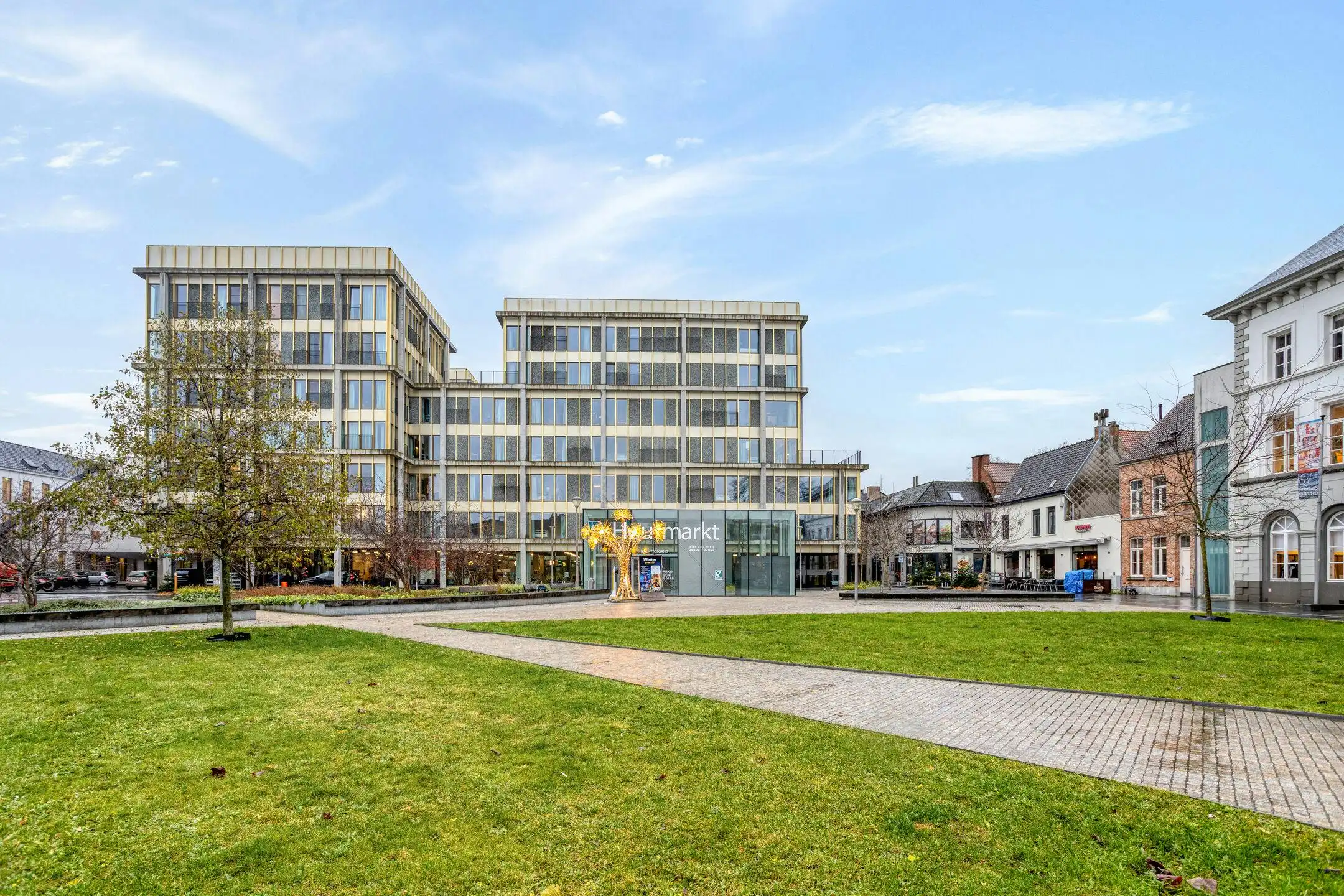 2-slaapkamer appartement te koop met zicht op de Houtmarkt in Kortrijk!  foto 9