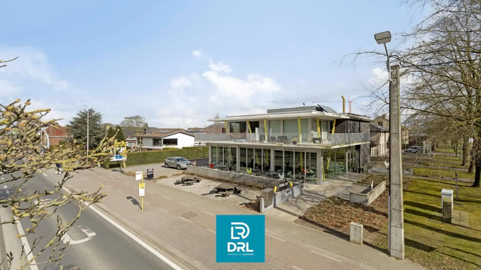 Handelspand met twee appartementen te Diksmuide foto {{pictureIndex}}