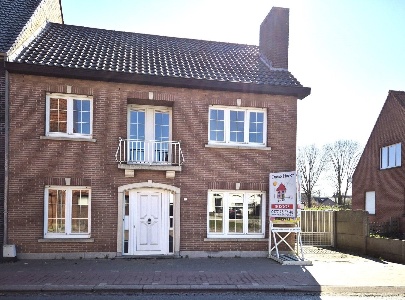 Ruime woning met 4 slaapkamers, bureau en hedendaags potentieel foto {{pictureIndex}}