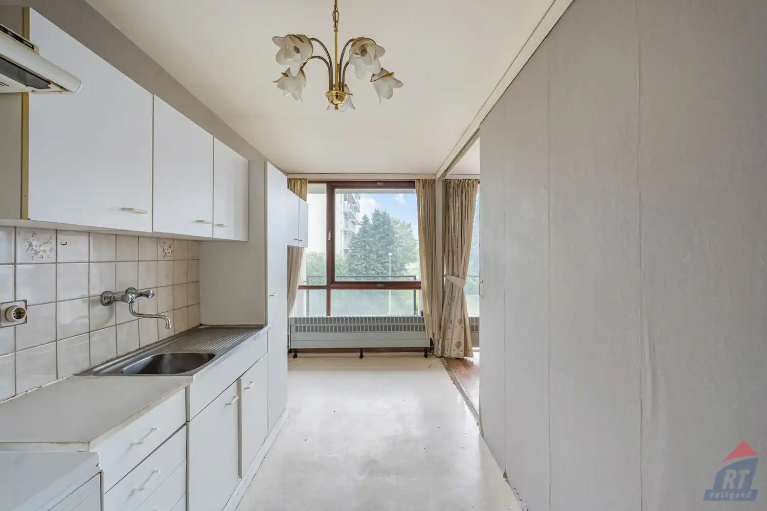 Te moderniseren, gunstig gelegen appartement met 2 slaapkamers en autostaanplaats foto 7