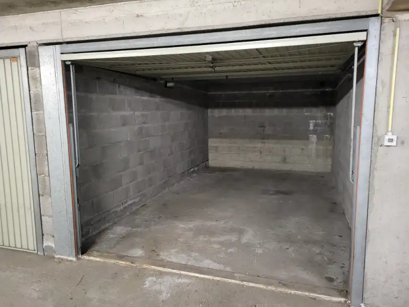 Afgesloten garagebox in Oostduinkerke te koop foto {{pictureIndex}}