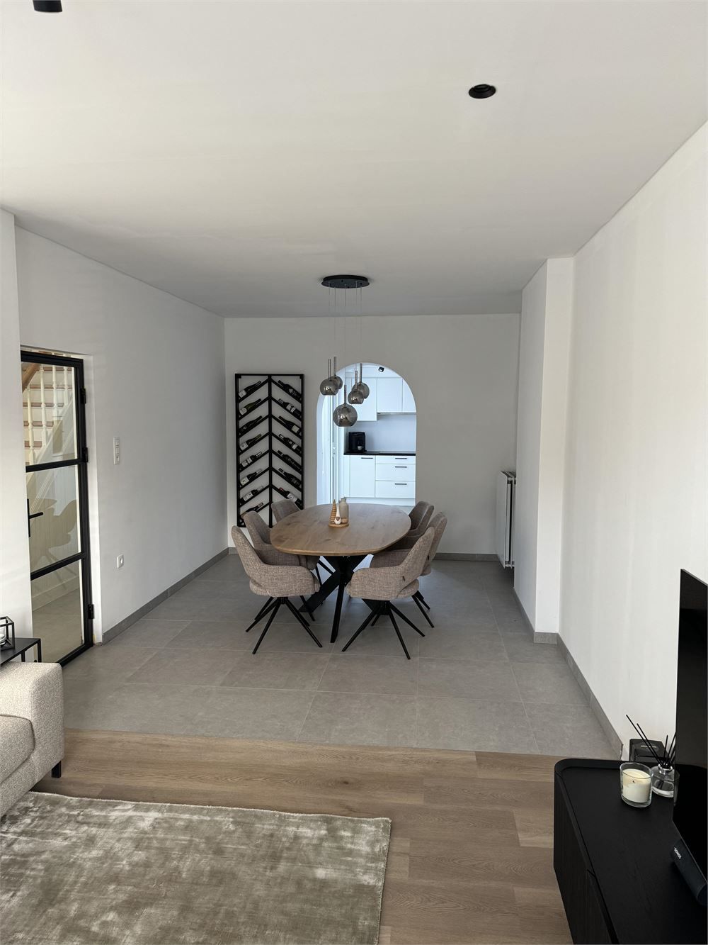 Recent volledig gerenoveerde rijwoning foto {{pictureIndex}}