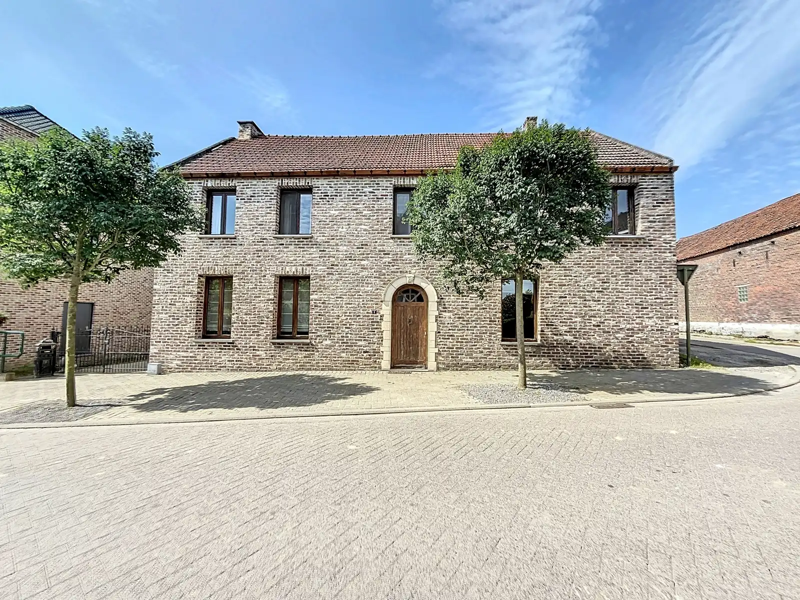 Hoofdfoto van de publicatie: Ruime woning met 4 slpks - tuin en hangaar