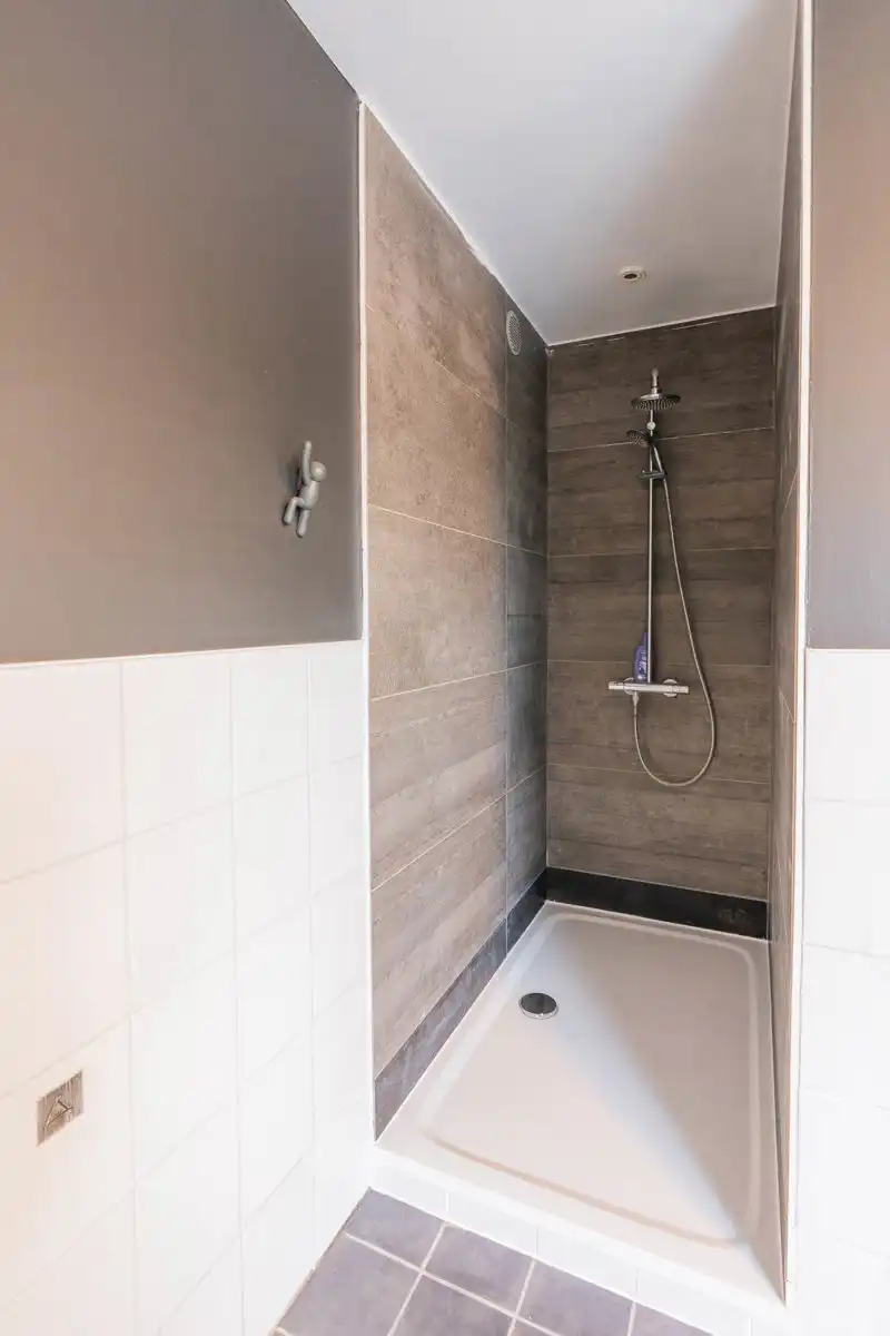 Ruime en moderne open bebouwing met prachtige tuin foto 19