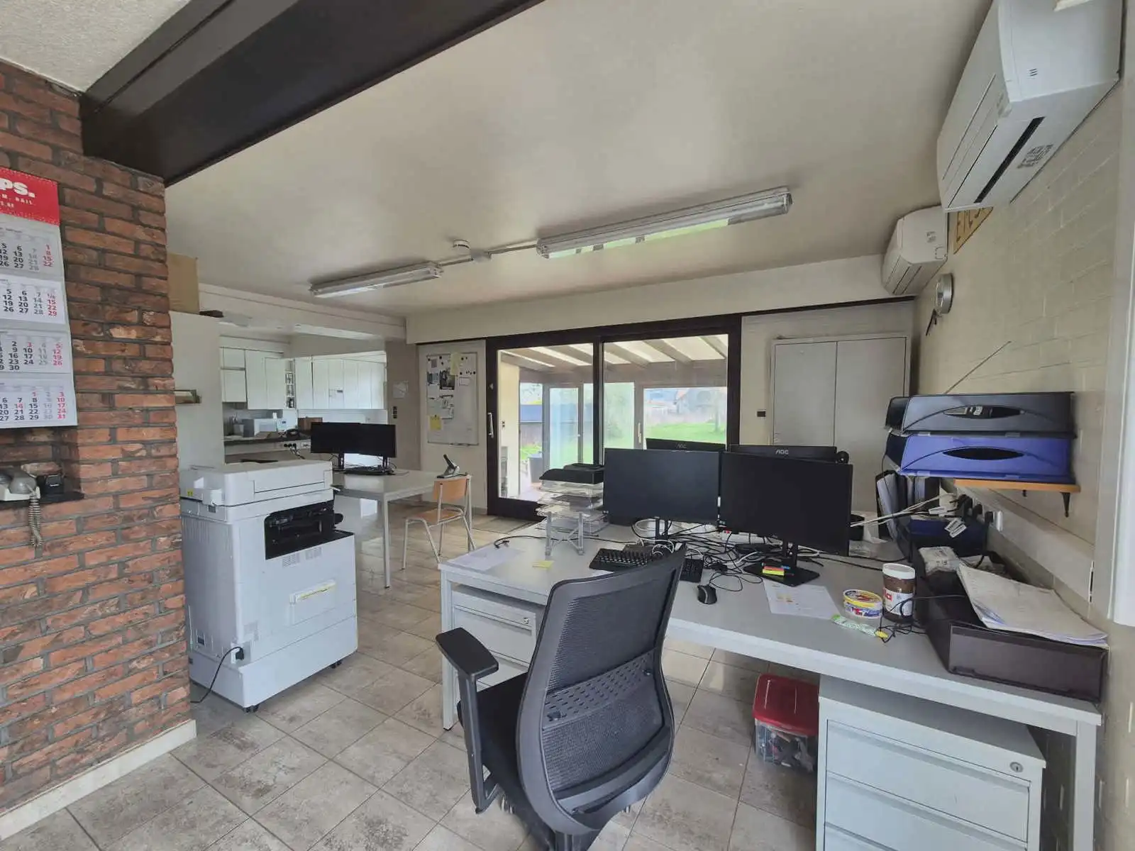 Kantoorgebouw met meerdere bureaus en extra opslagruimte foto 4
