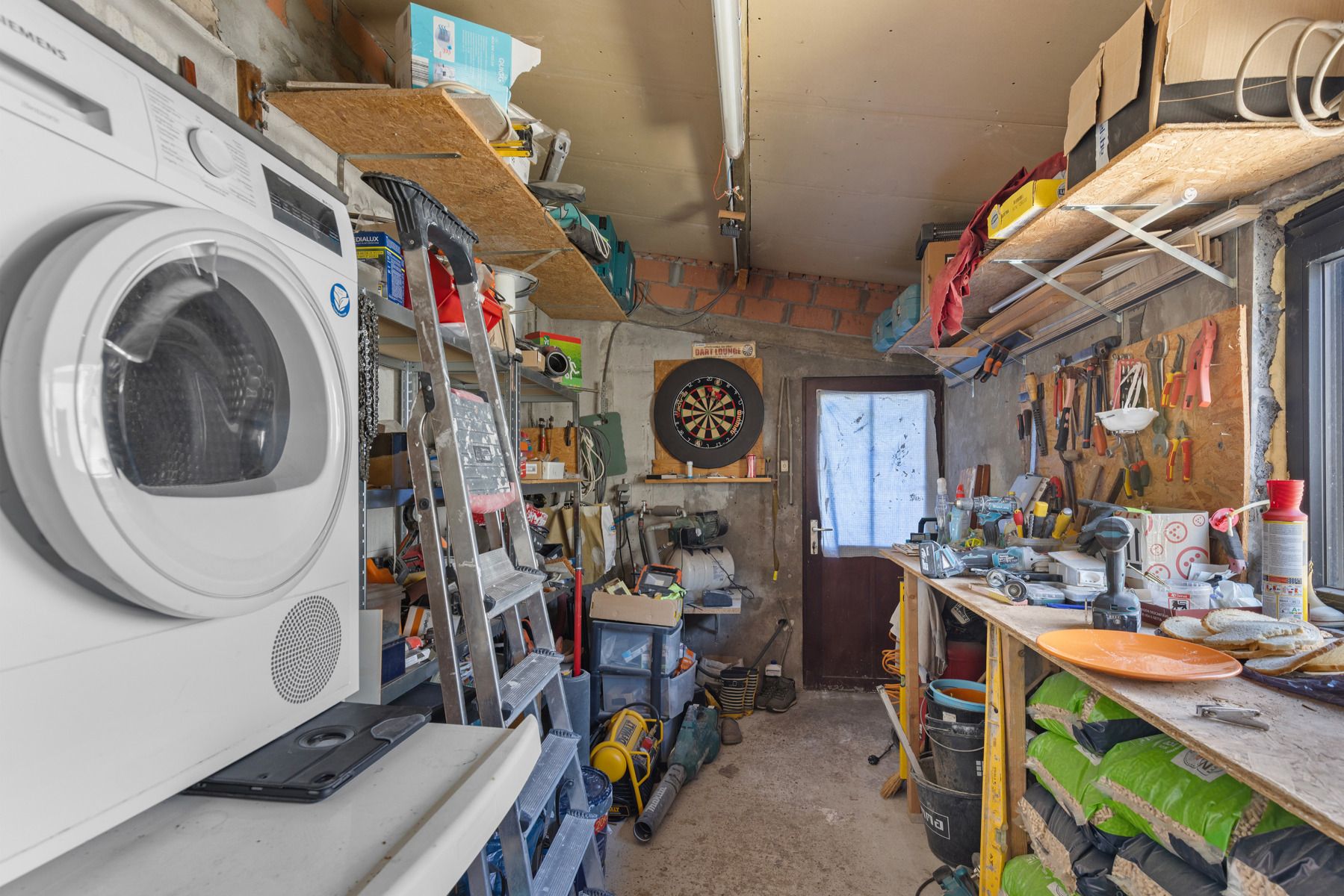 Instapklare gerenoveerde starterswoning met 2 slpks en oostgerichte tuin (500m2) foto 24