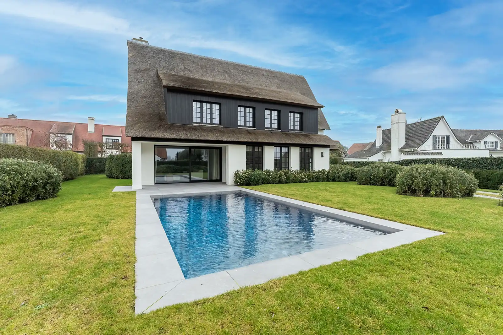 Exclusieve alleenstaande villa met 6 slaapkamers en zwembad aan de rand van Het Zoute. foto {{pictureIndex}}