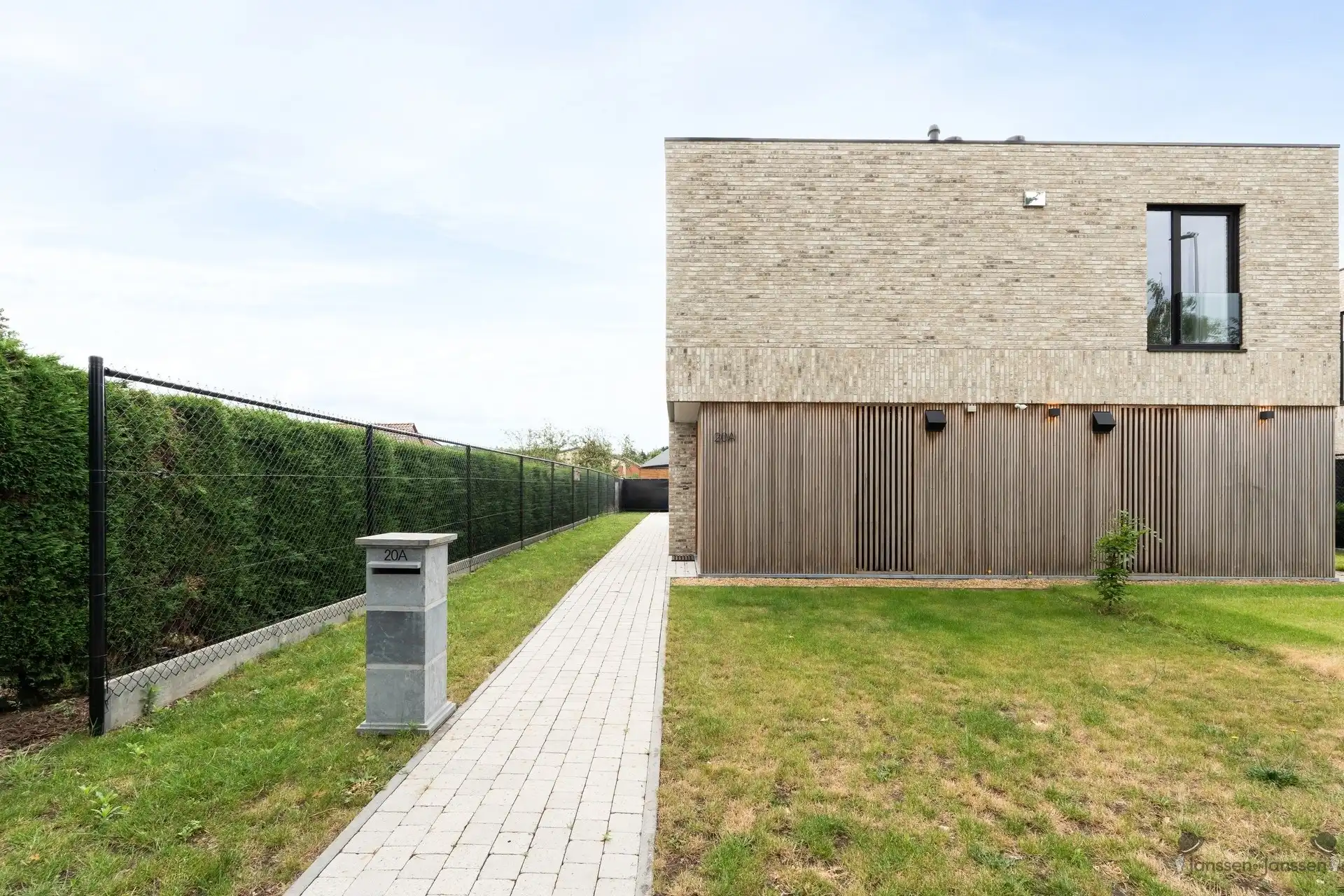 Woning met 3 slaapkamers op rustige locatie foto 2
