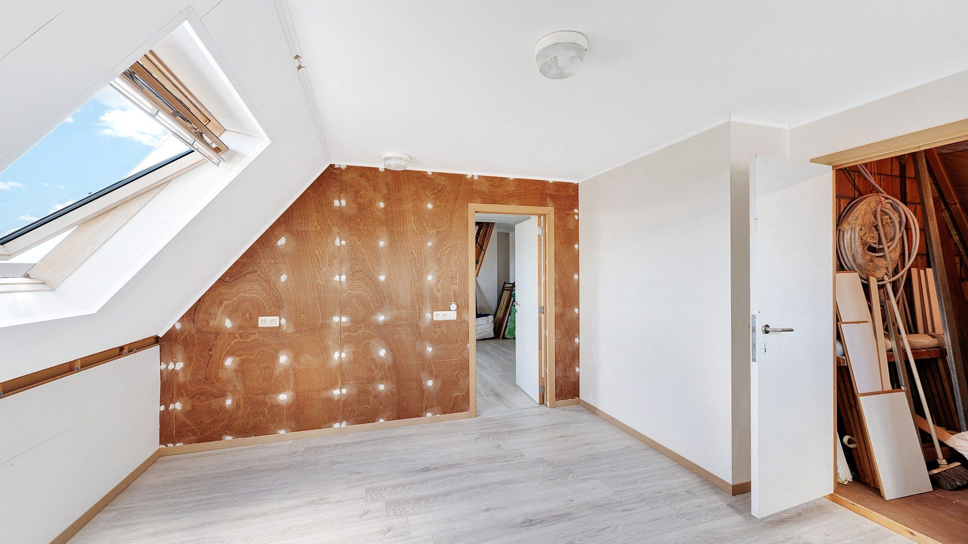 Bijzonder groot en goed onderhouden halfopen villa foto 24