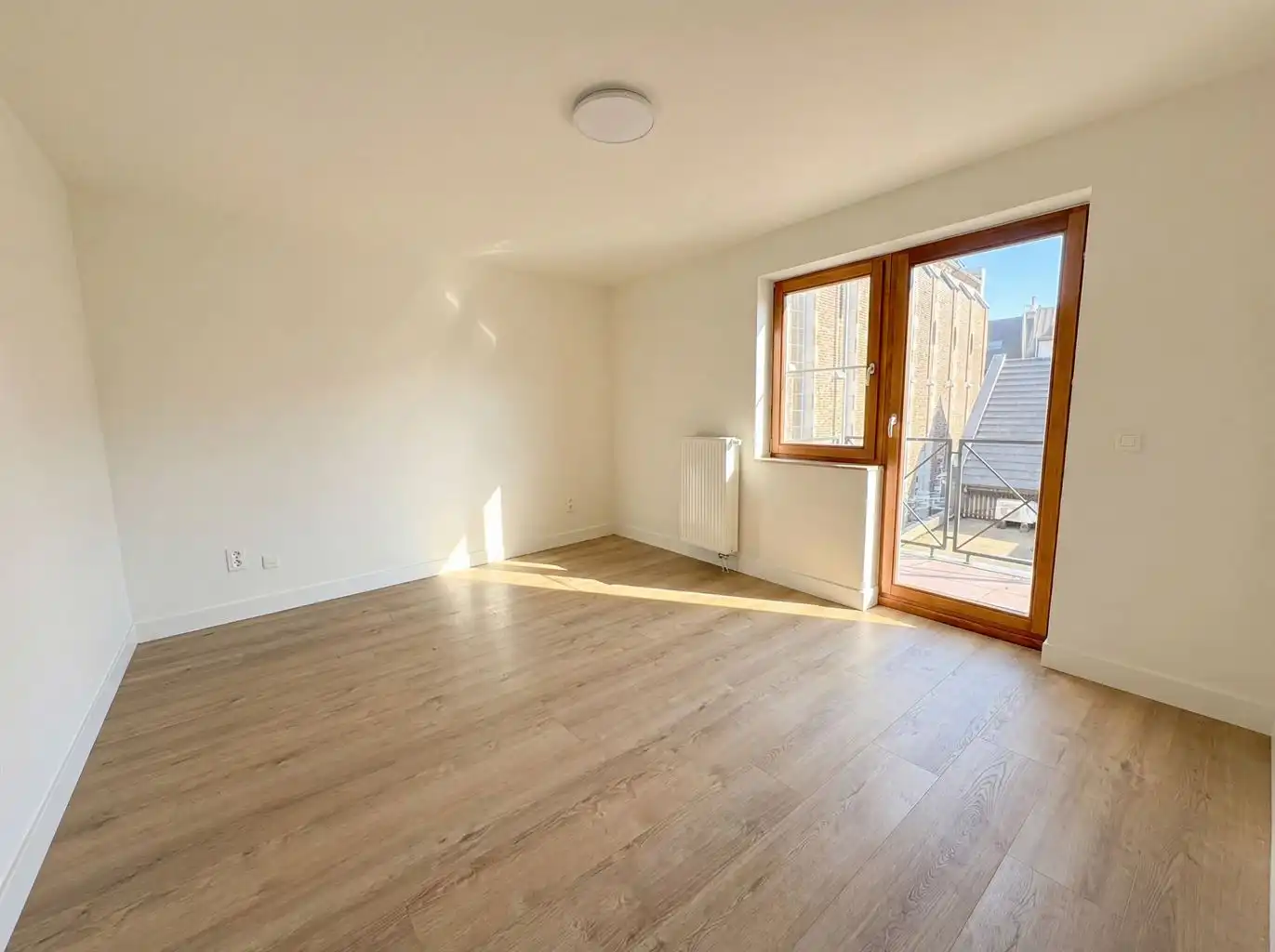 Prachtig 2 (+1)-slaapkamer appartement met terrasje, autostaanplaats en berging op een toplocatie nabij de Markt van Maaseik. foto 8