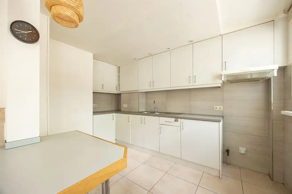 Instapklaar gelijkvloers appartement met gezellige koer foto 4