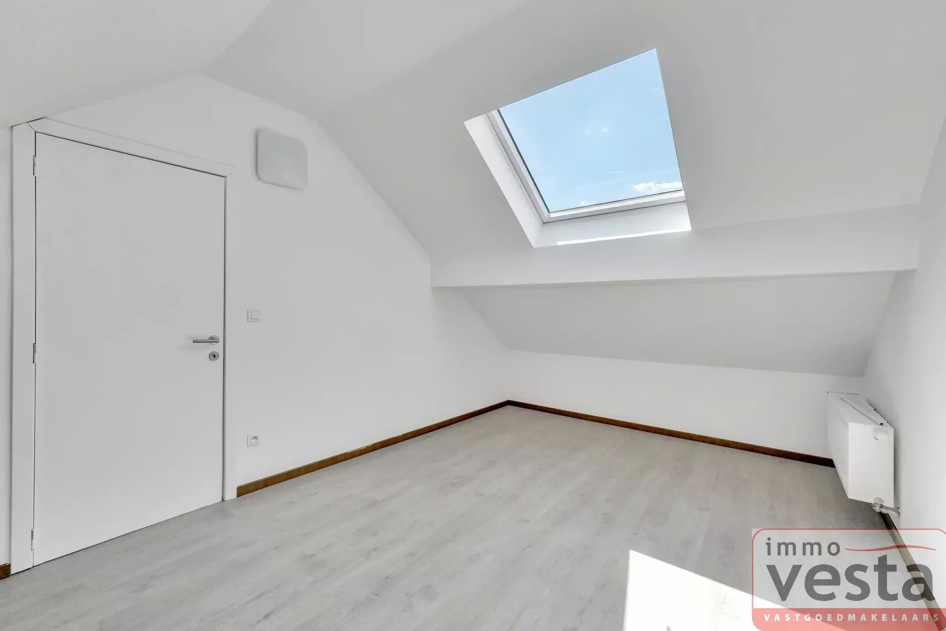 Gerenoveerde woning aan de stadsrand foto 11