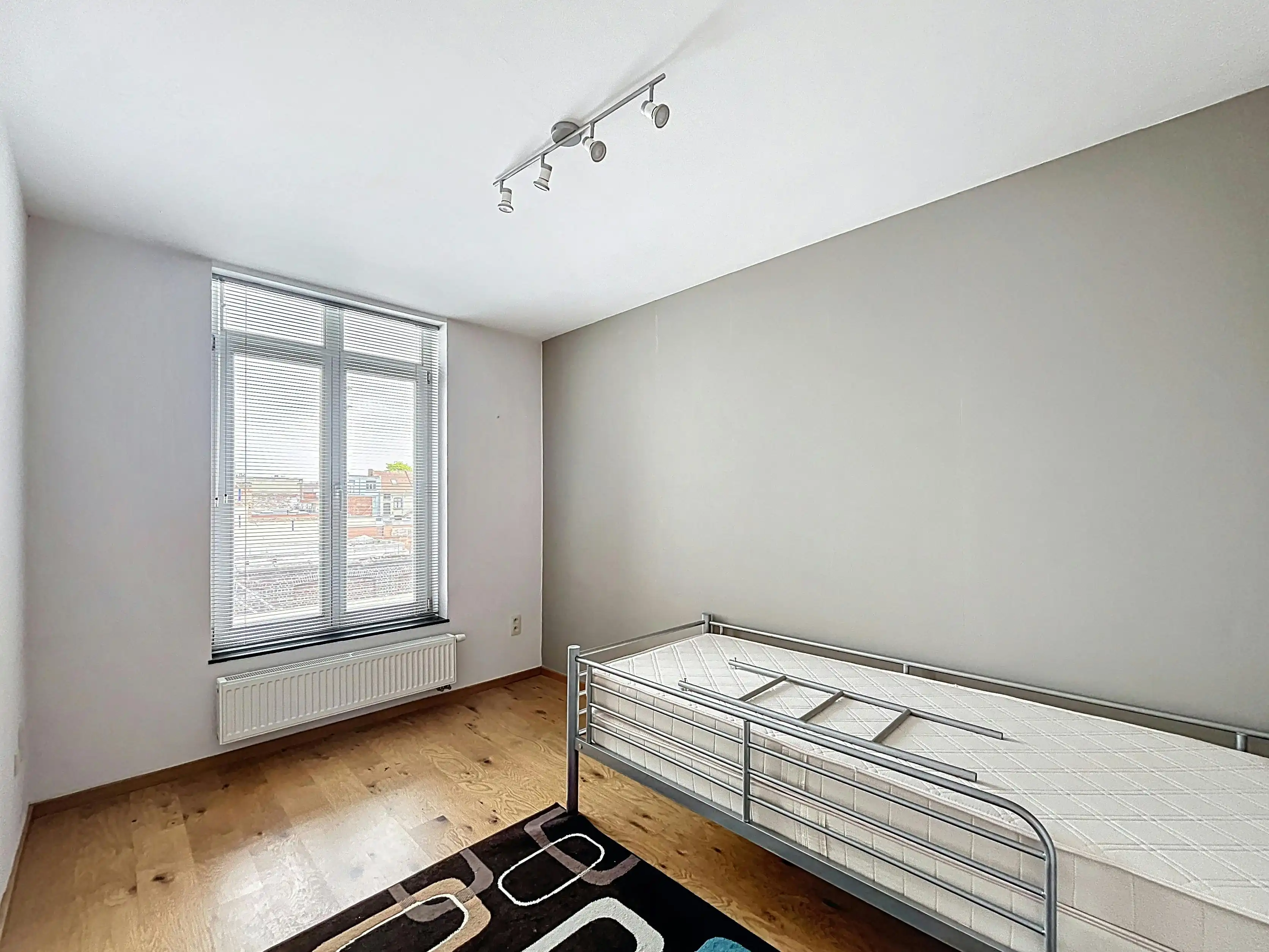 Instapklaar ruim appartement te koop aan de Markt in Eeklo  foto 11