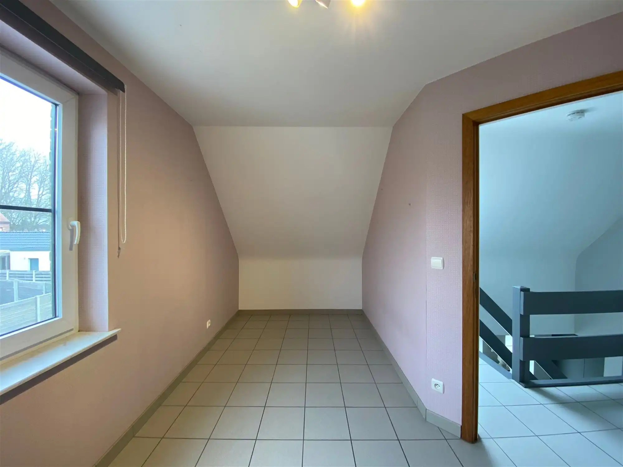 Halfopen bebouwing met grote tuin en veel parkeercomfort  foto 13