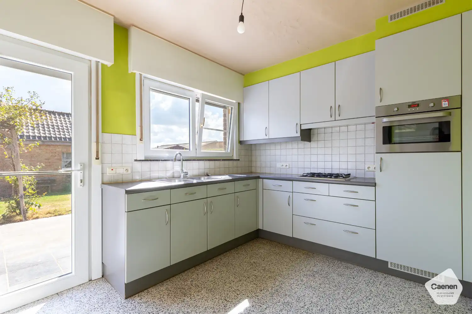 VRIJSTAANDE LANDELIJKE GELEGEN TE RENOVEREN WONING met 3 slaapkamers en MOOI PERCEEL VAN 980 m² foto 4