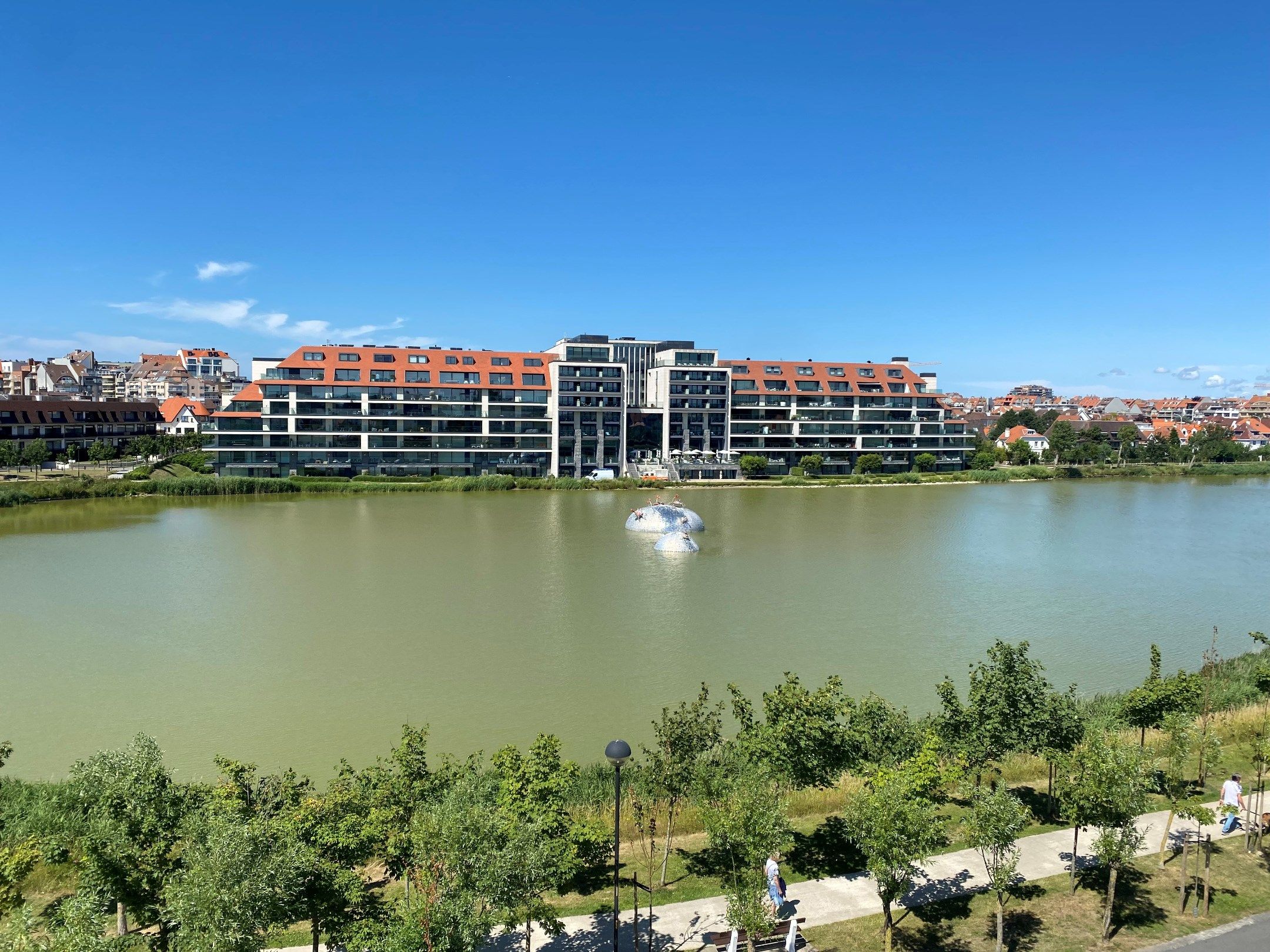 Rustig gelegen volledig gerenoveerd appartement met een weids zicht over het Zegemeer. foto {{pictureIndex}}