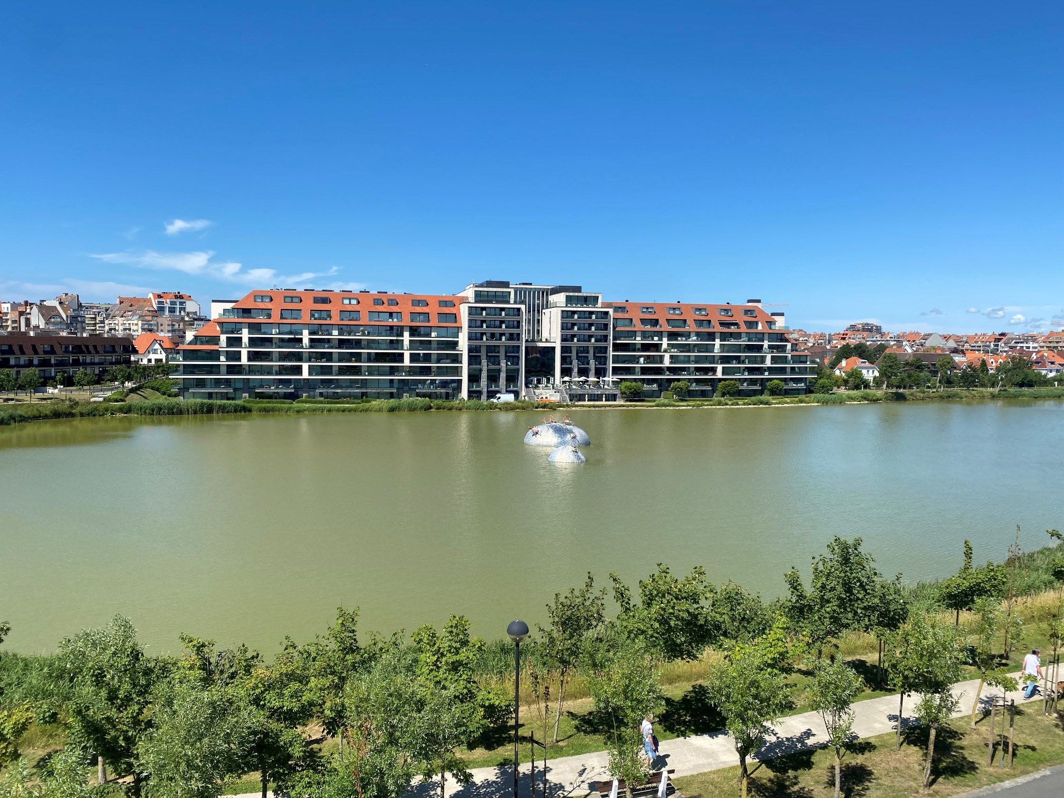 Rustig gelegen volledig gerenoveerd appartement met een weids zicht over het Zegemeer. foto 1