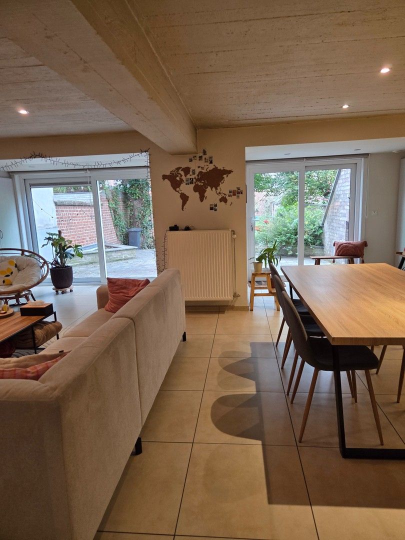 Ruim appartement op het gelijkvloers met tuin en garage foto 2