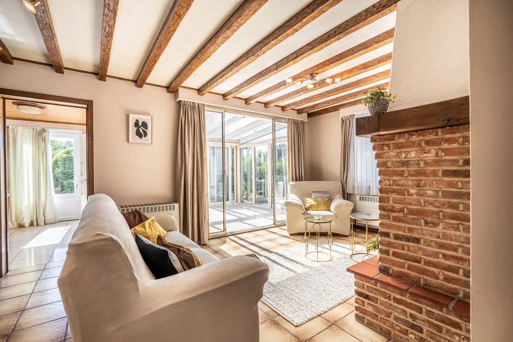 Halfopen woning met tuin, garage en oprit foto 5