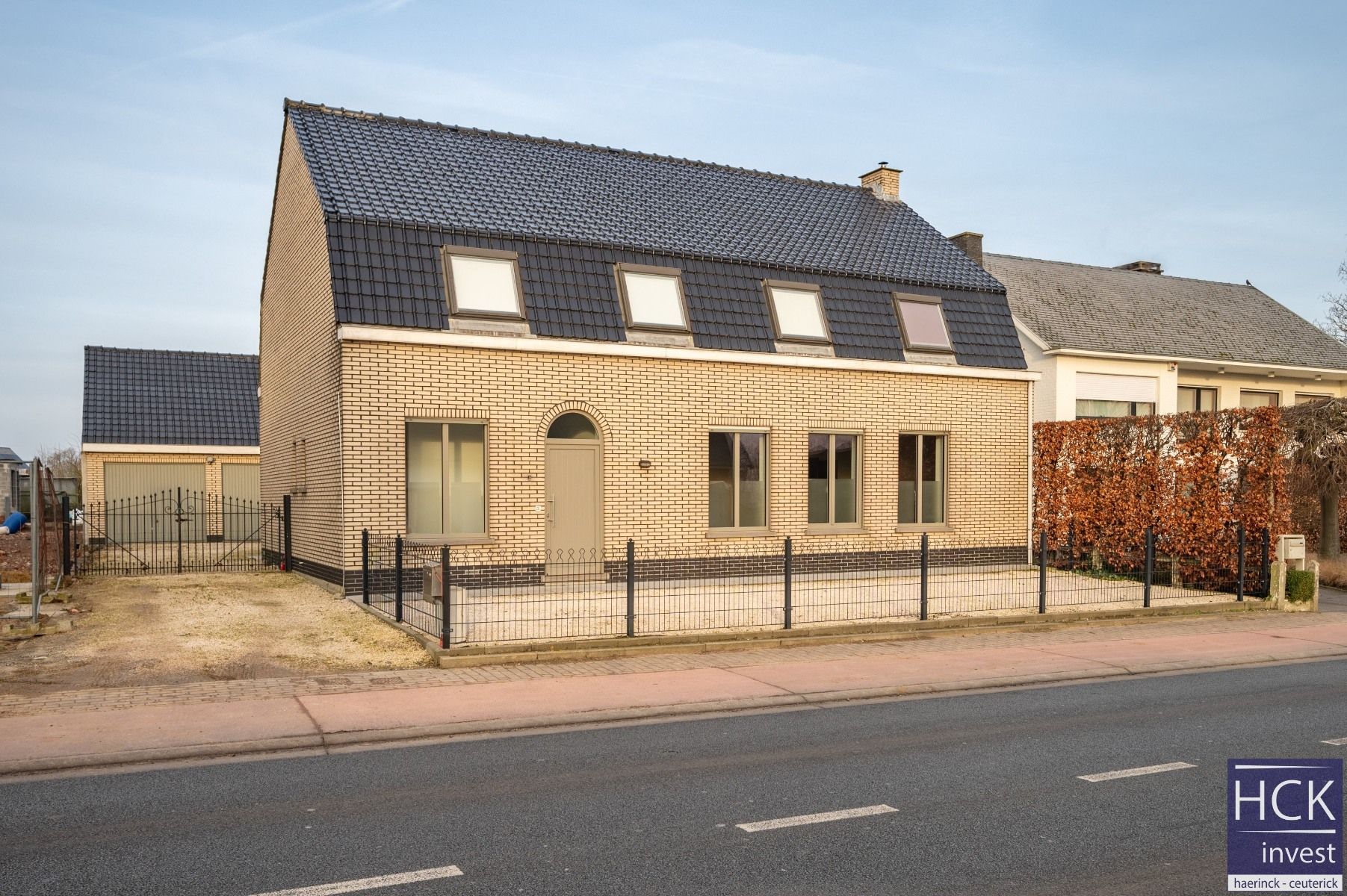 KRUISHOUTEM - Ruime woning op 1300 m² met groot bijgebouw foto {{pictureIndex}}