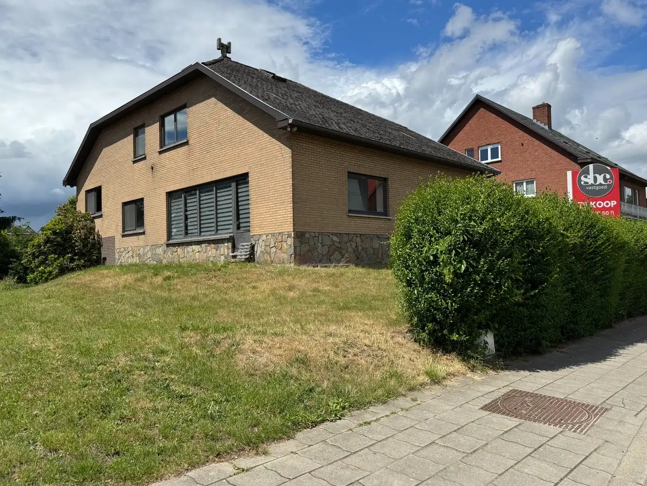 Ruime vrijstaande woning met 4 slpks foto 2