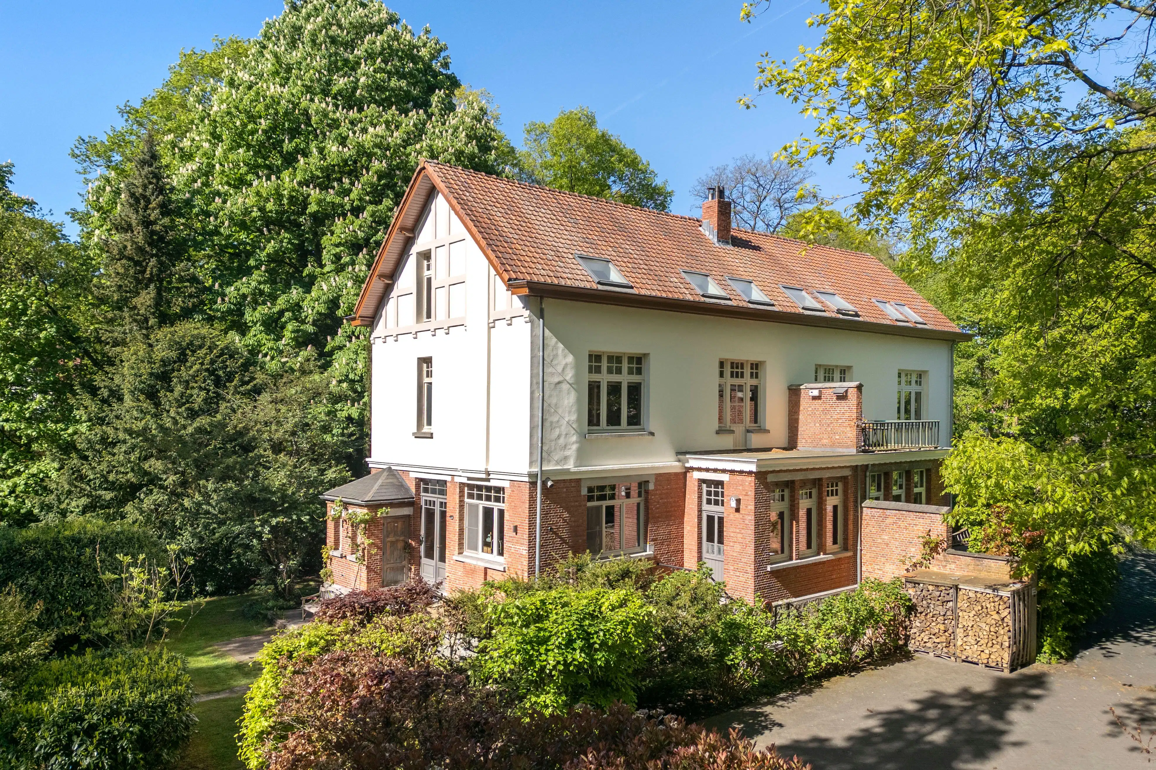 Hoofdfoto van de publicatie: Karaktervolle officierswoning op een unieke locatie in Brasschaat!