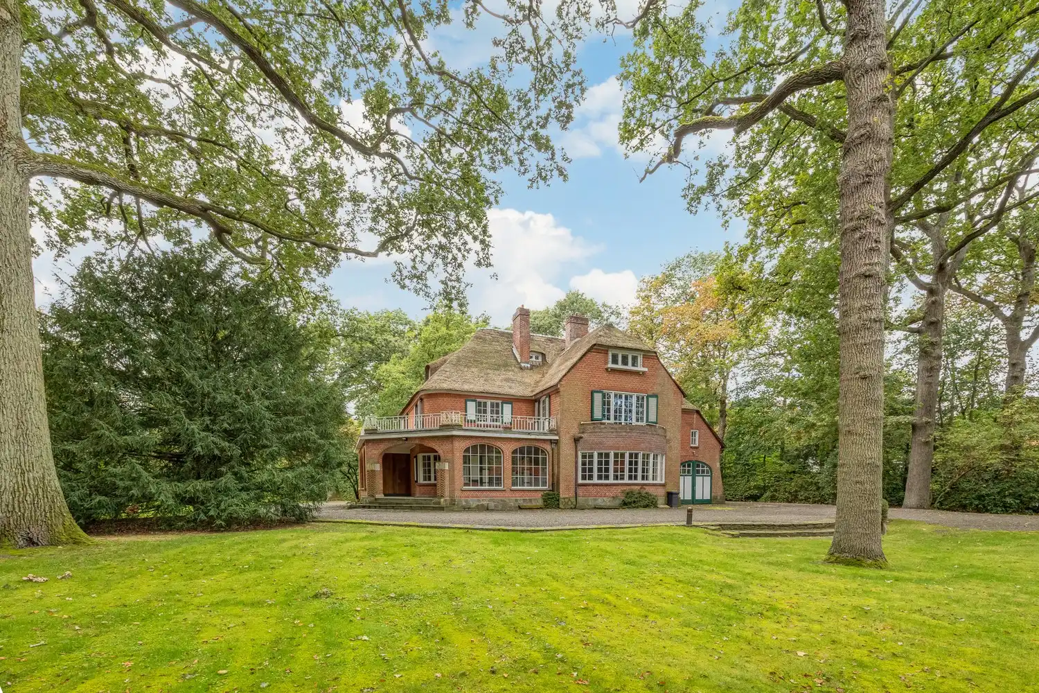 Hoofdfoto van de publicatie: Karaktervolle te renoveren rietgedekte villa op een uitzonderlijk parkdomein van 13.670 m² in Vriesdonk (inclusief bouwgrond van ca. 4.543m²!)