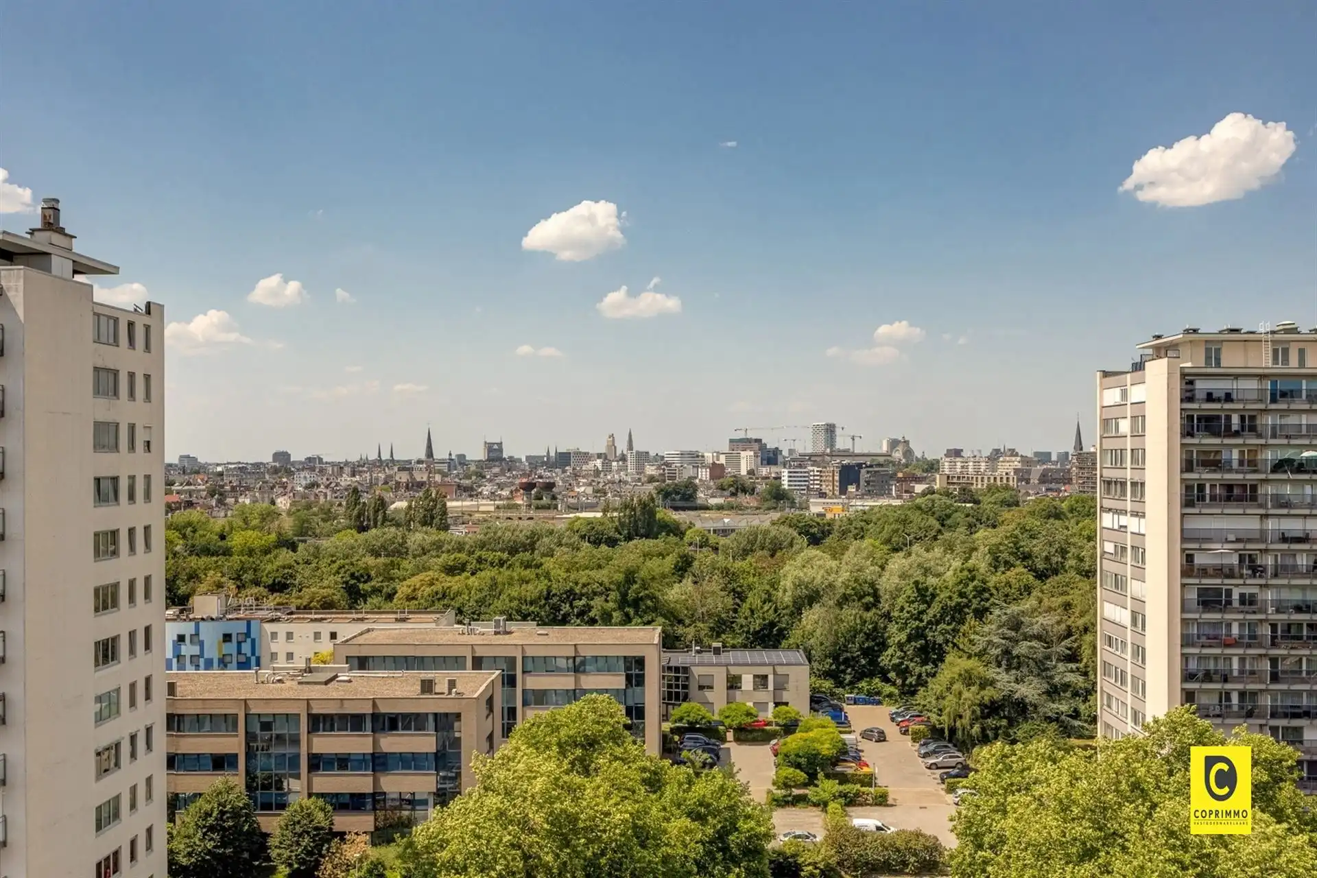 Lichtrijk 2 slaapkamer app + parking foto 6