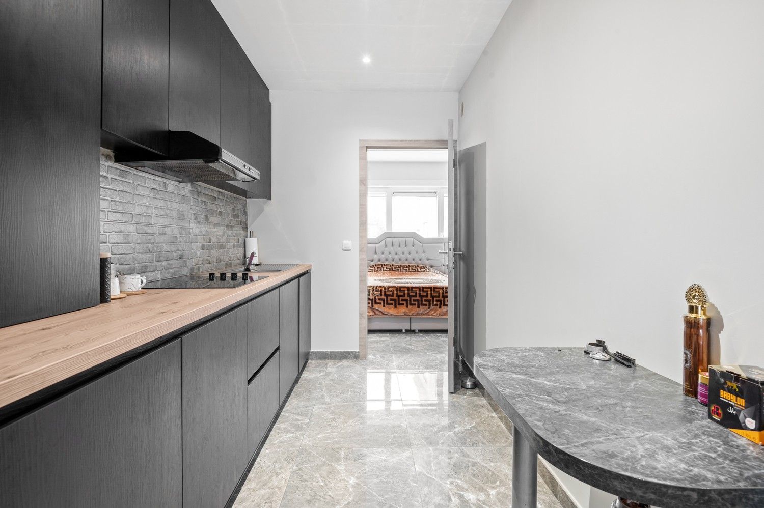 Ruime woning met studio, terras en tuin te koop in Wommelgem! foto 3