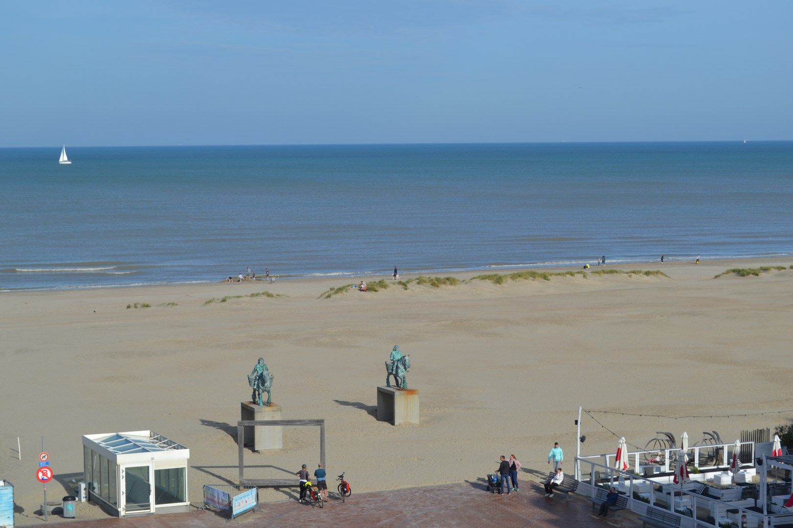 Mooi 2 slaapkamer appartement met  zeezicht  te Oostduinkerke foto 1