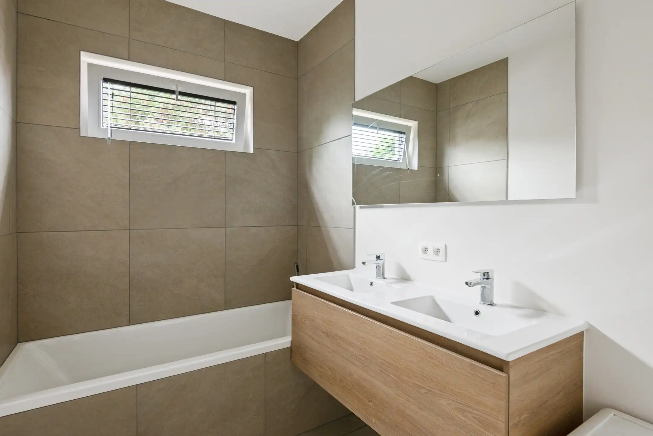 Moderne, instapklare Bungalow met 4 slpk. en 2 badk. en bijgebouw op 12 are 30 ca foto 9
