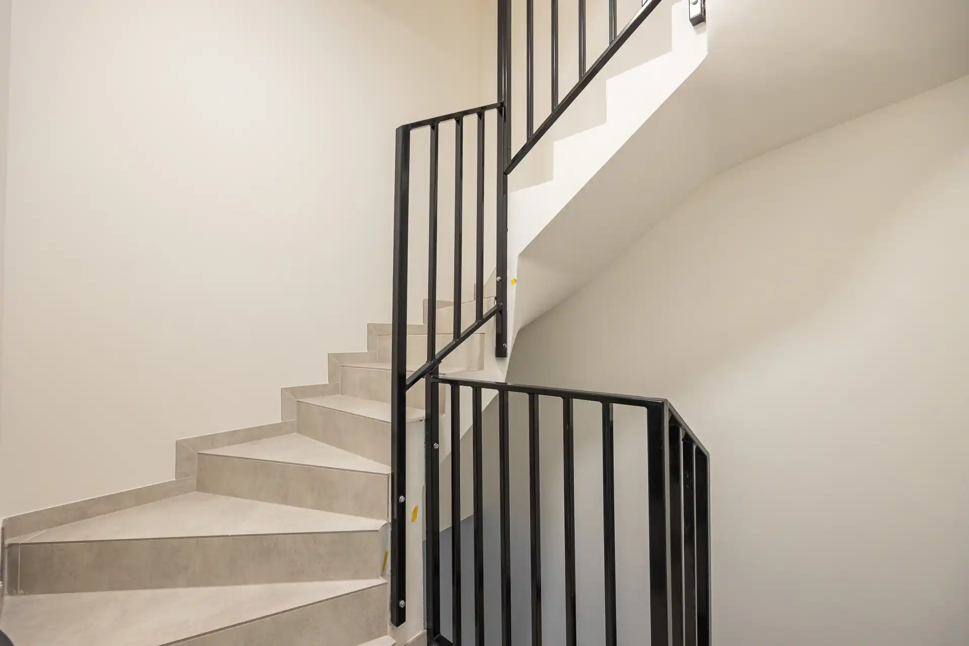 Ruim kwalitatief gerenoveerd 2 slpkappartement met ZW-terras foto 17