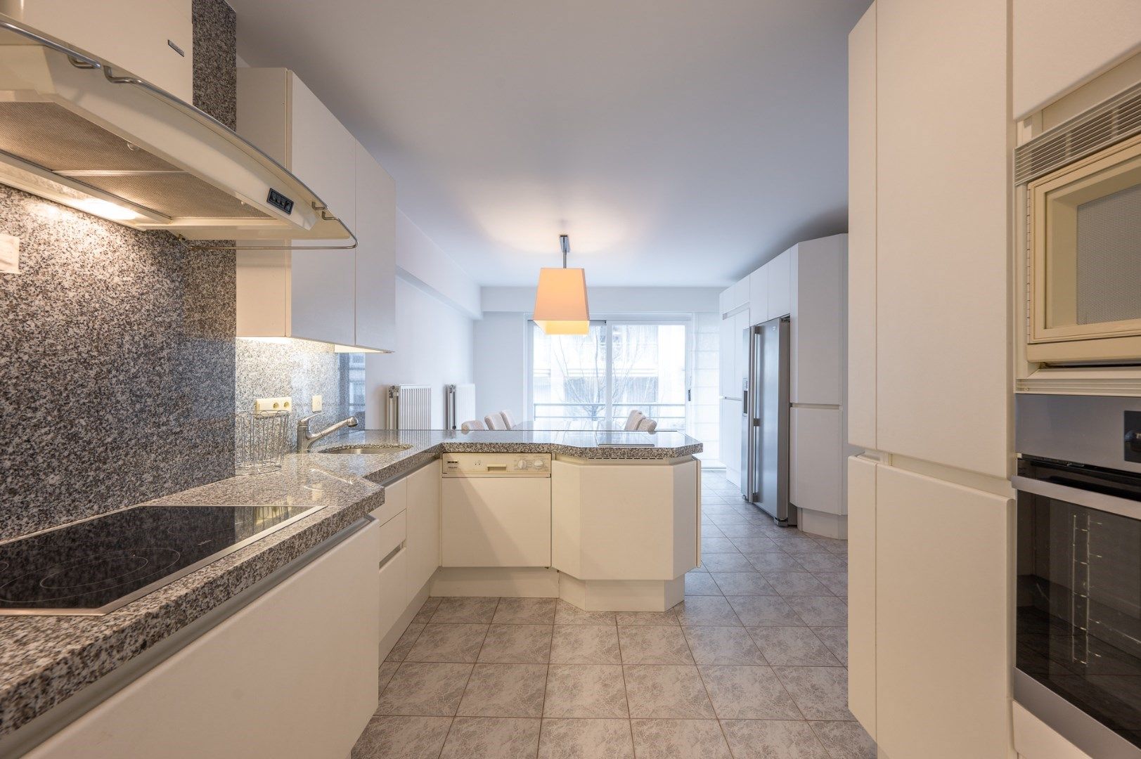 Zeer ruim gemeubeld appartement op wandelafstand van de Zee en de Dumortierlaan! foto 5