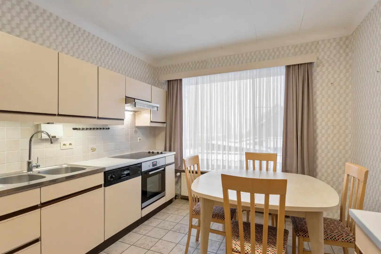 Centraal gelegen gebouw bestaande uit een handelspand op het gelijkvloers en een bovenliggend duplex-appartement! foto 16