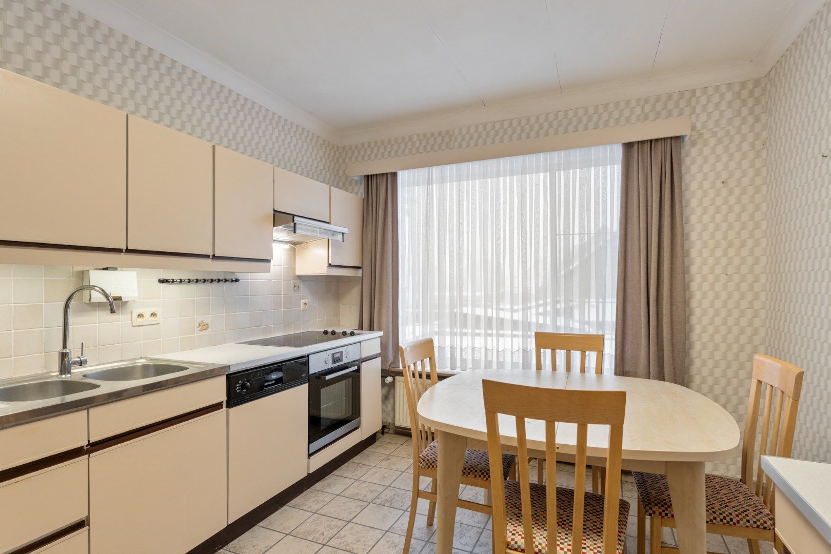 Centraal gelegen gebouw bestaande uit een handelspand op het gelijkvloers en een bovenliggend duplex-appartement! foto 16