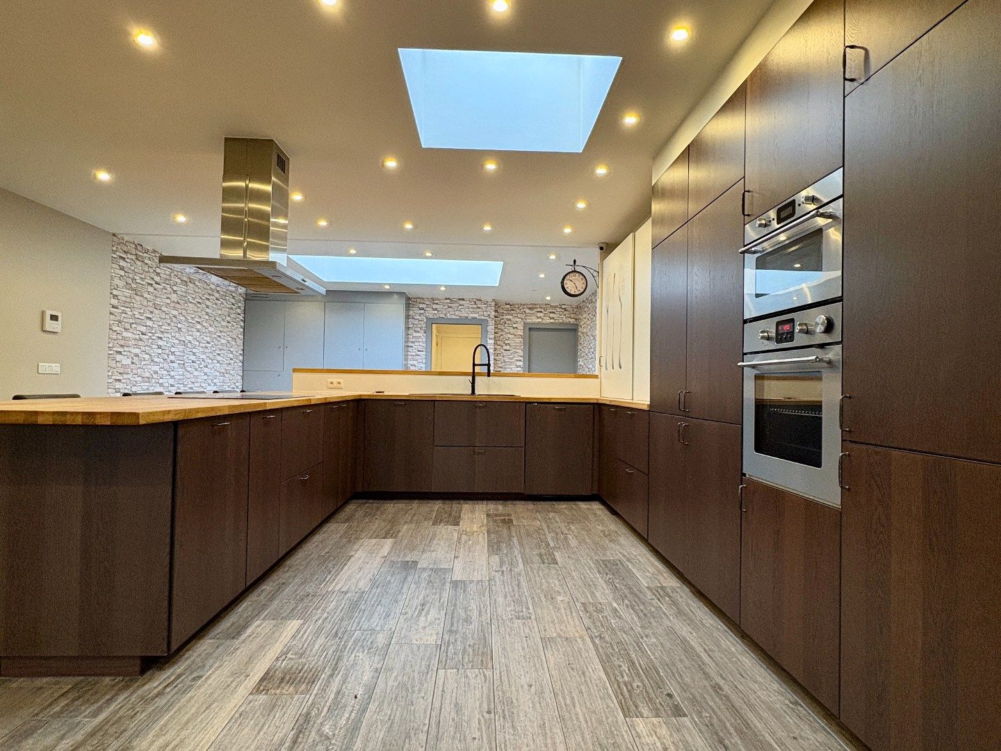 Totaal gerenoveerde woning met 305 m² bew. Opp., 4slks + gelijkvloerse kamer. foto 4