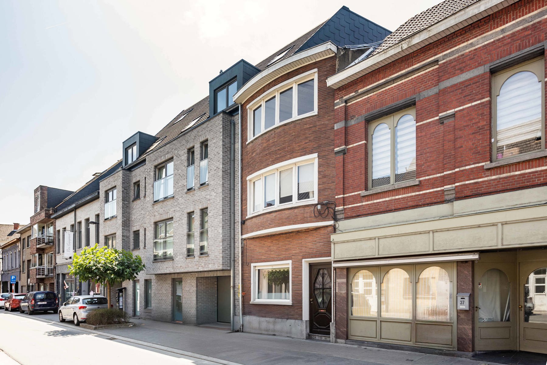 Hoofdfoto van de publicatie: Te koop: te renoveren woning met private parkeerplaats!
