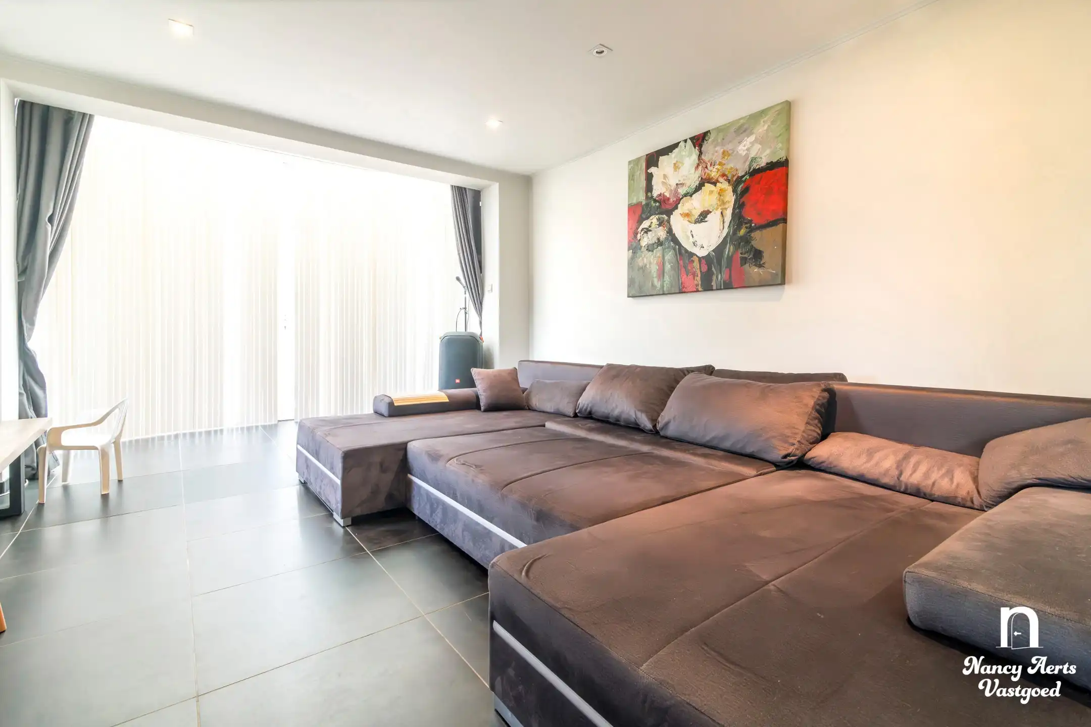 Veelzijdige woning met royale ruimtes en zwembad foto 3