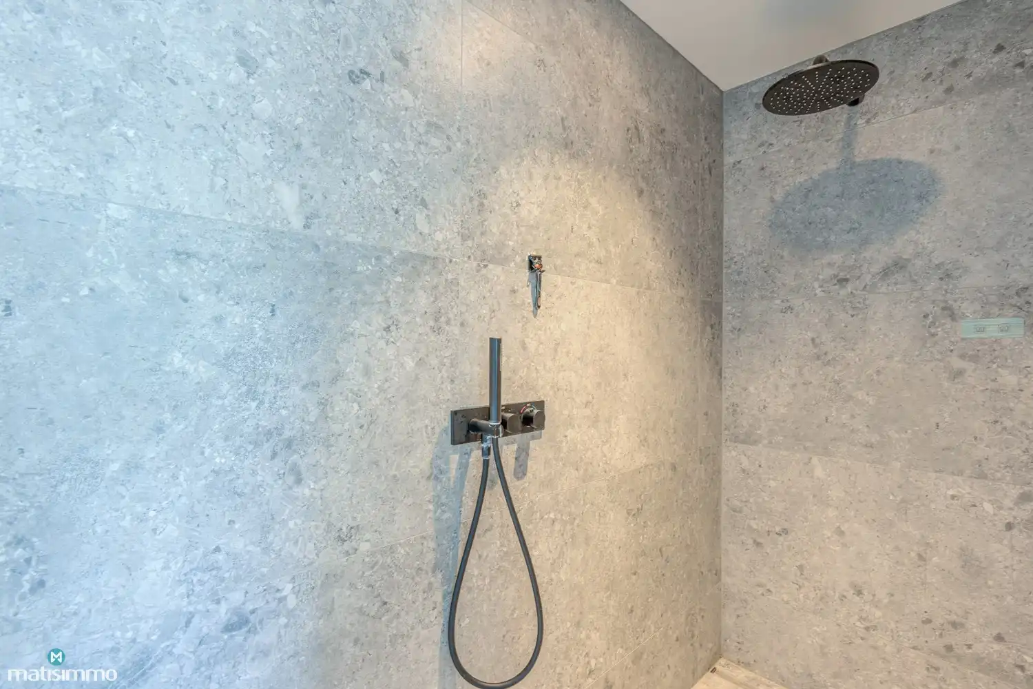 MODERNE VILLA MET INGEBOUWD ZWEMBAD, 3 SLAAPKAMERS EN PRAKTIJKGEDEELTE IN RUSTIGE OMGEVING TE WELLEN foto 24