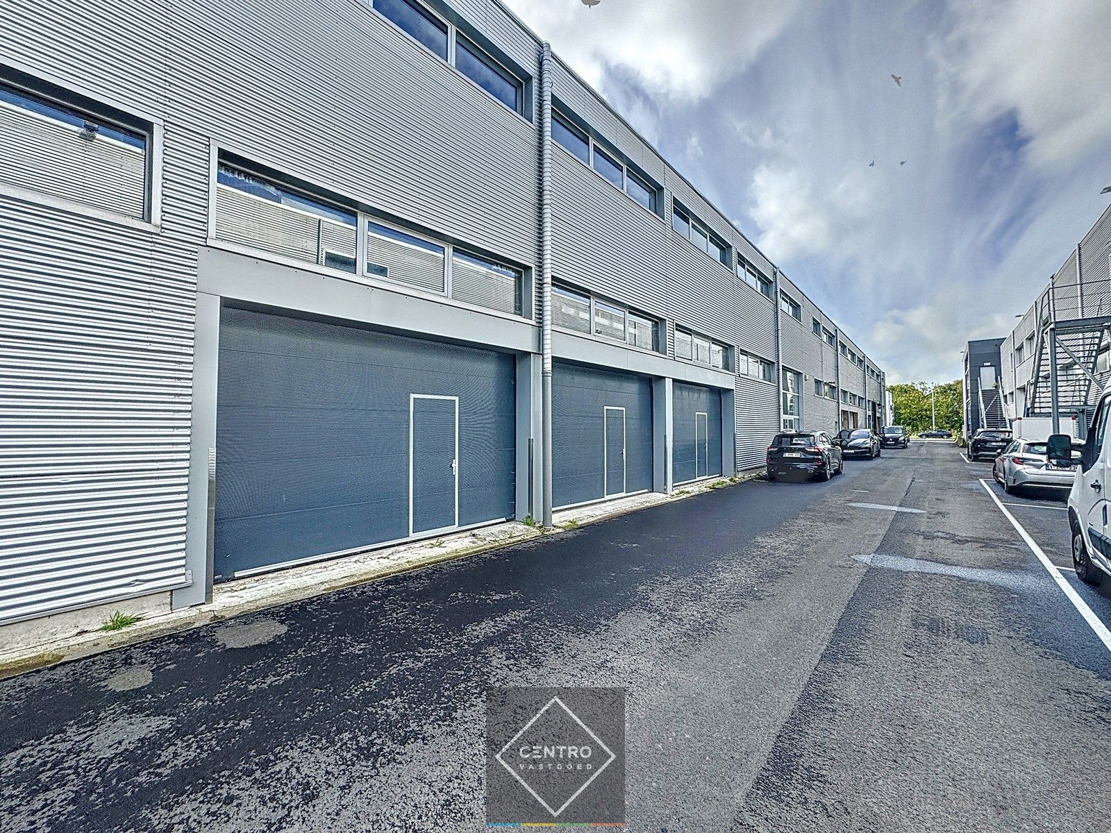 Instapklare POLYVALENTE RUIMTE (magazijn, atelier, kantoor, toonzaal) op EERSTE VERDIEPING op een boogscheut van Brugge (Centrum). foto 2