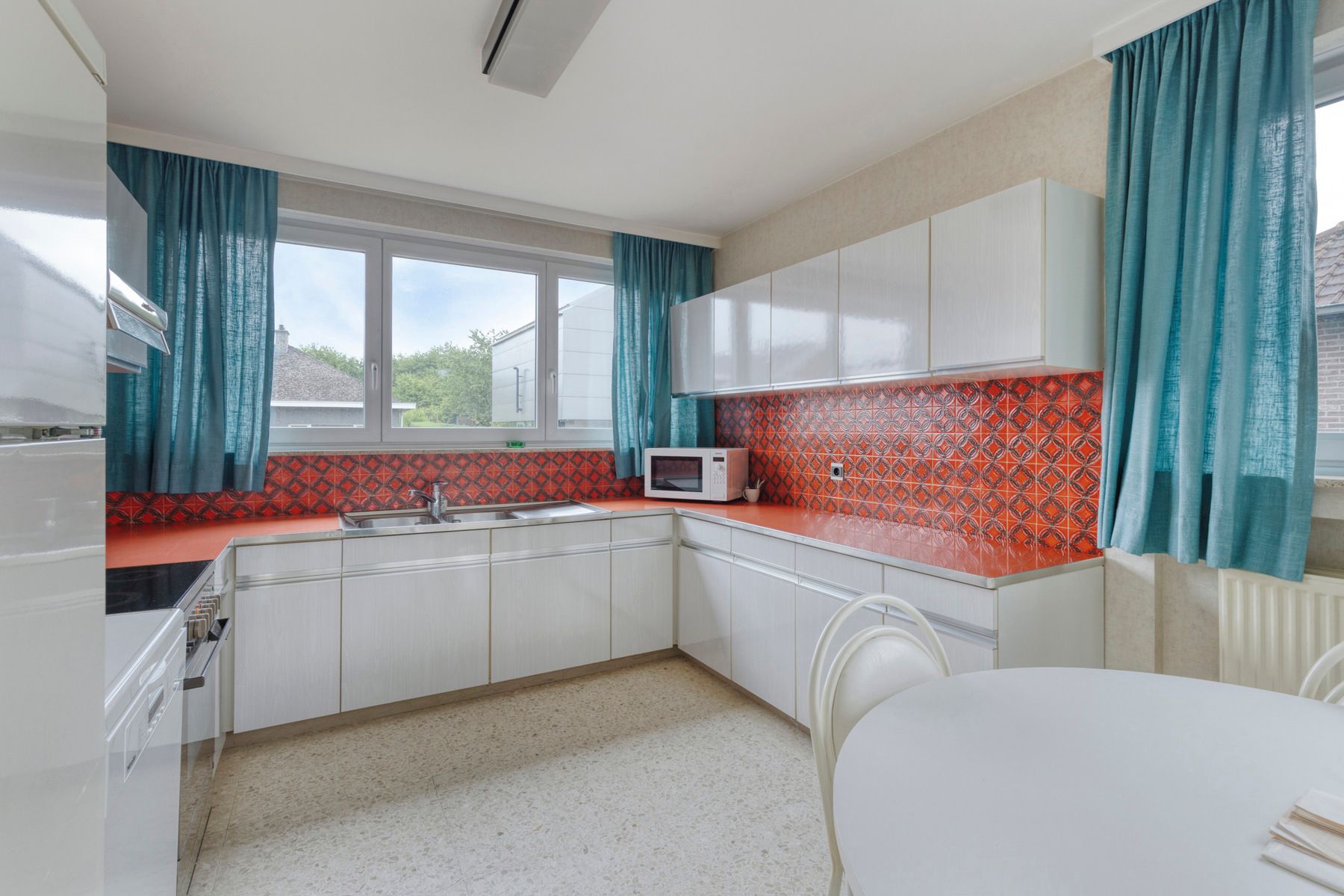 Residentieel gelegen villa met 4 slaapkamers en bureel foto 10