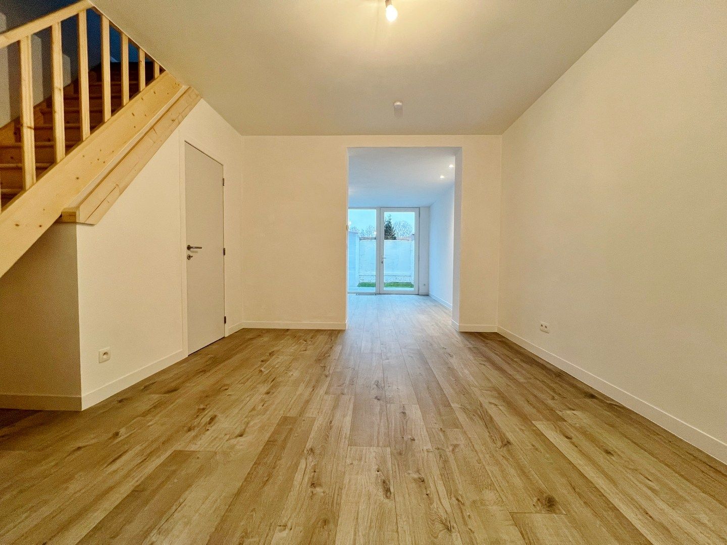 Vernieuwde energiezuinige rijwoning met zonnige stadstuin op centrale ligging.  foto 3