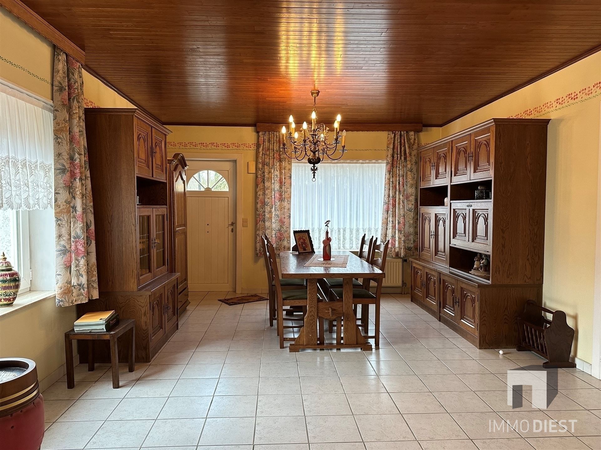 Instapklare woning met grote garage en stalling foto 11