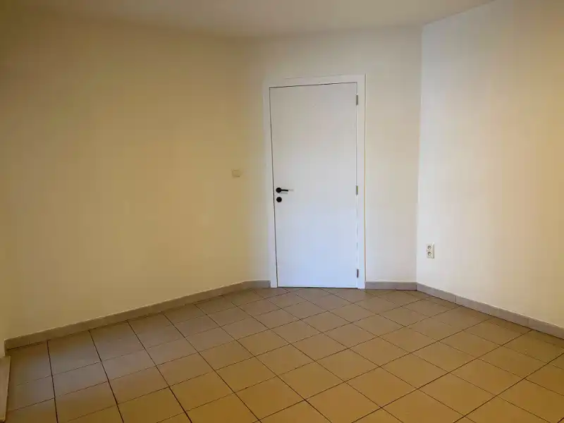 --- NIEUW --- Volledig gerenoveerd 1-slaapkamer appartement met autostaanplaats. foto 7