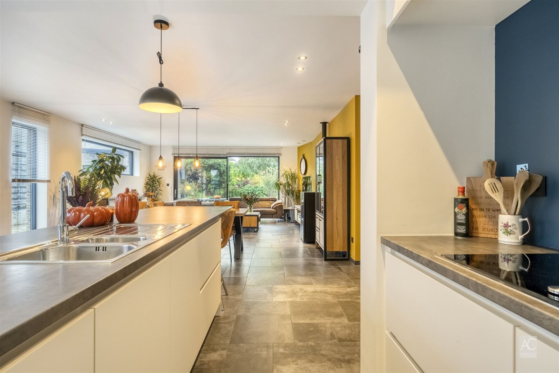 Recente halfopen bebouwing met 3 slaapkamers en garage foto 8