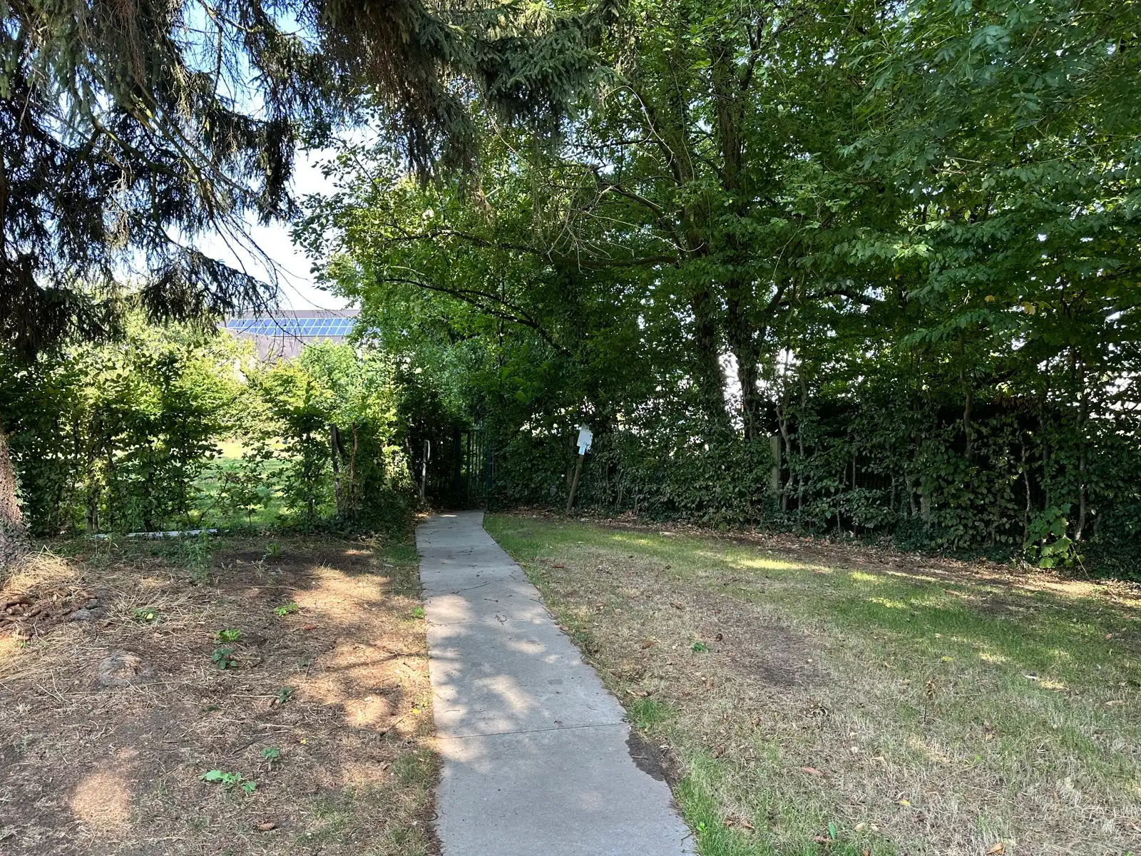 In de schaduw van de kerktoren bevindt zich deze mooie historische idyllische unieke pastorie.   foto 21