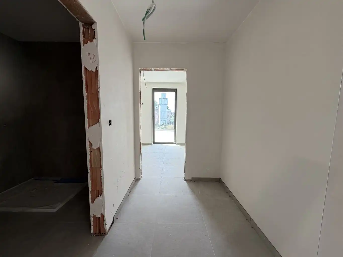 Zeer ruim 1 (+1)-slaapkamerappartement (BEN) op de eerste verdieping met uitzonderlijk zuidgericht terras van ca. 43 m² en ondergrondse parkeerplaats, in hartje Maaseik. foto 10