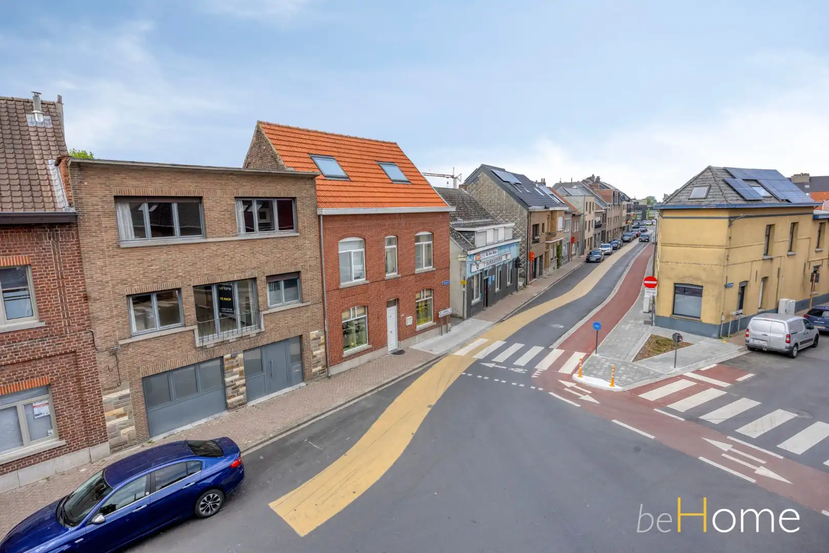 TE KOOP - Ruime 2-gevelwoning met praktijkruimte en uitzonderlijk potentieel in het hart van Merchtem foto 2