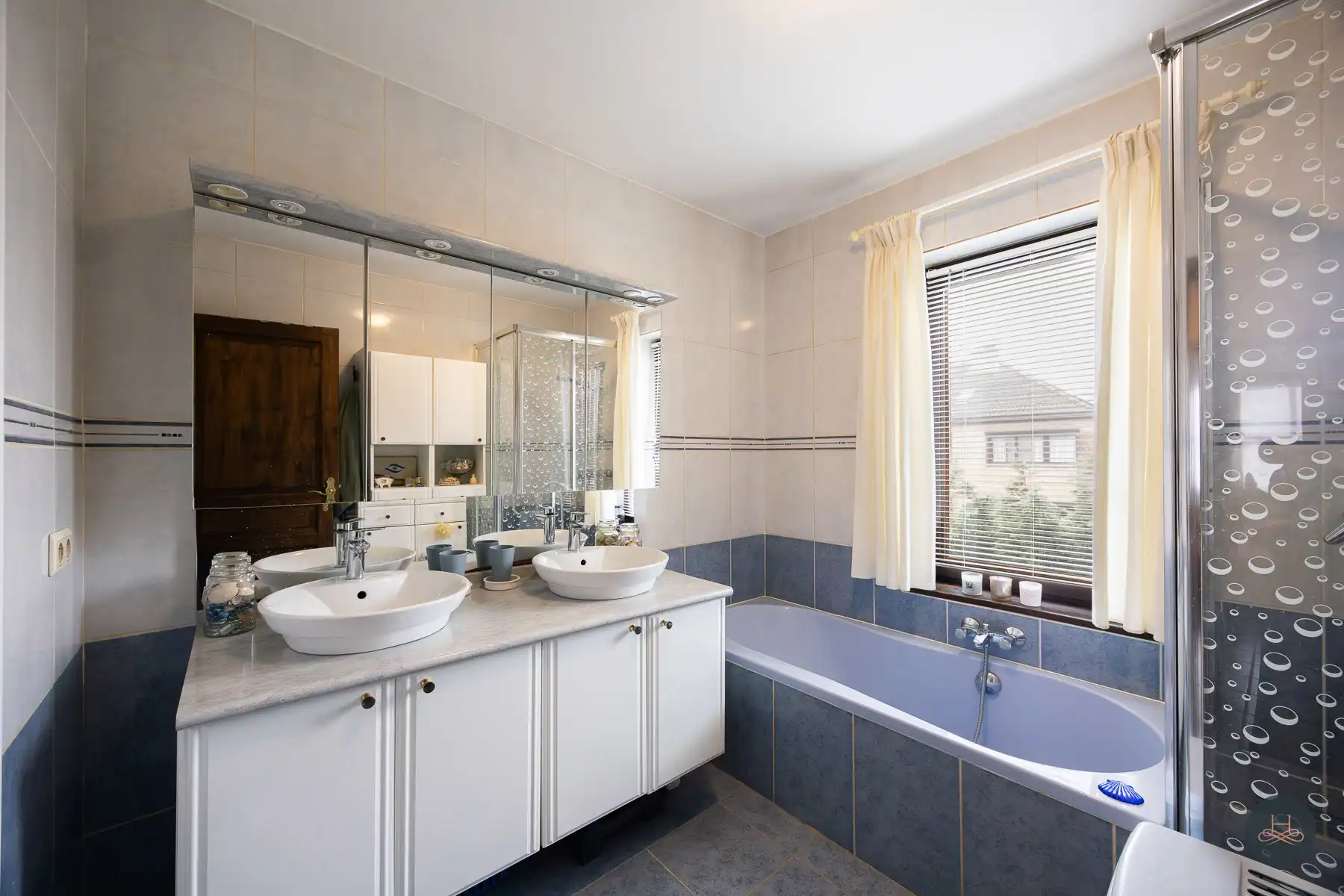 Warme, halfopen energiezuinige woning met dubbele garage foto 19