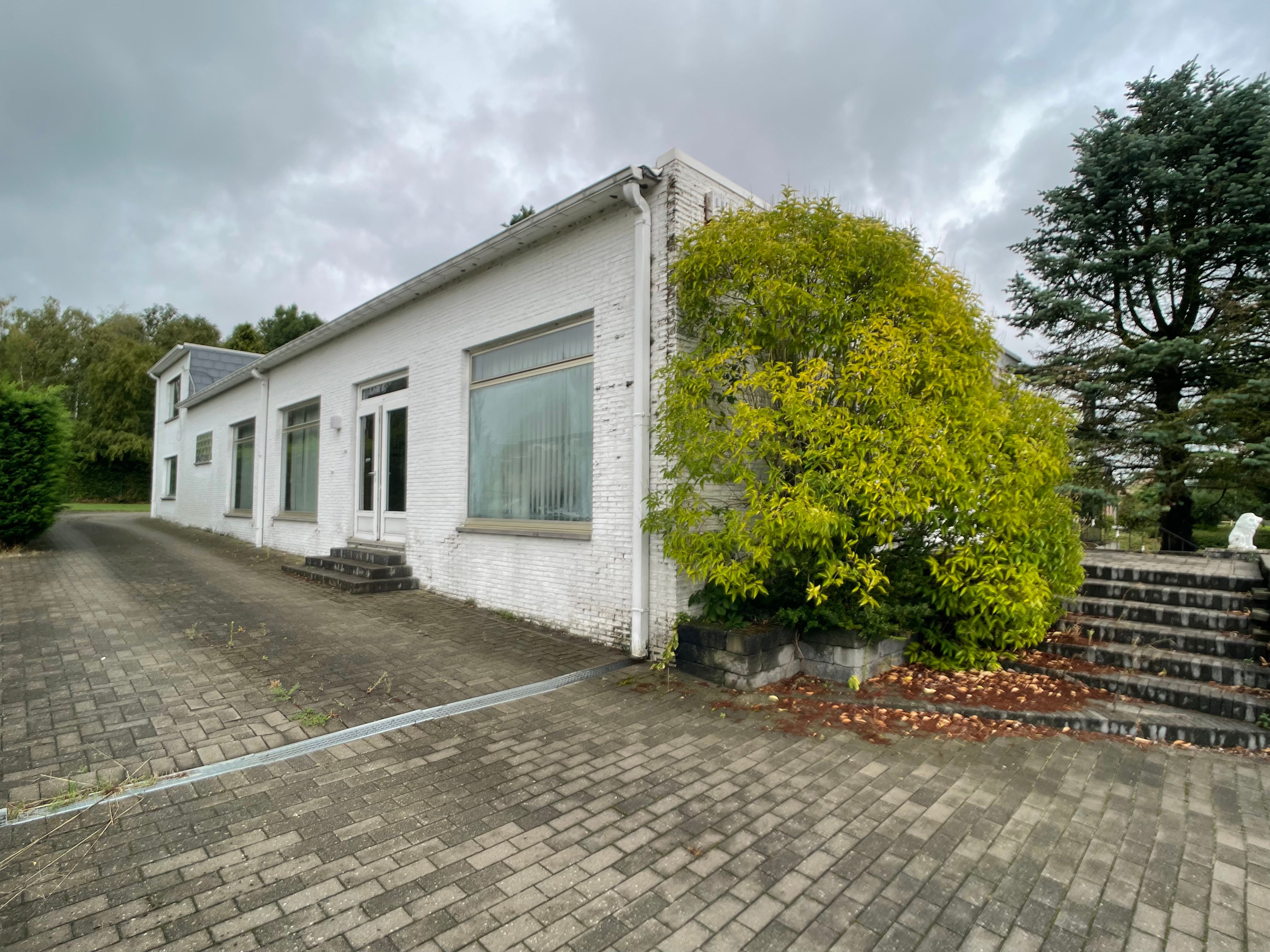 Multifunctioneel pand gelegen op een zeer gunstige locatie. foto 2